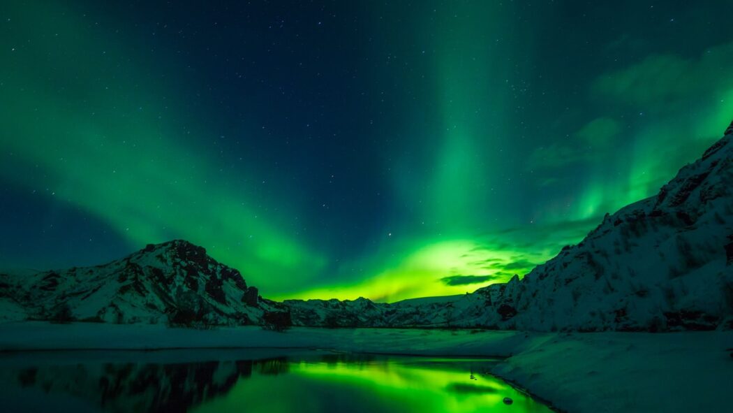 Chasing the northern lights in Iceland via @tbookjunkie