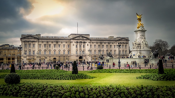 Buckingham Palace, London, Royalty, Queen, UK, travel, travelling, travelling book junkie, unique travel, unusual travel, group travel