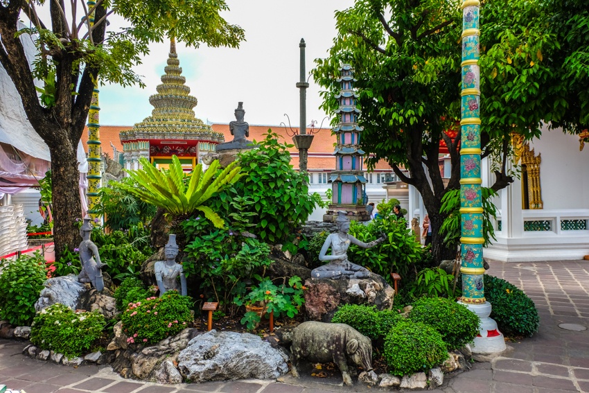 Golden reclining Buddha, Wat Pho, Bangkok, Thailand, Travelling, Travel, Travelling Book Junkie, gardens of Wat Pho