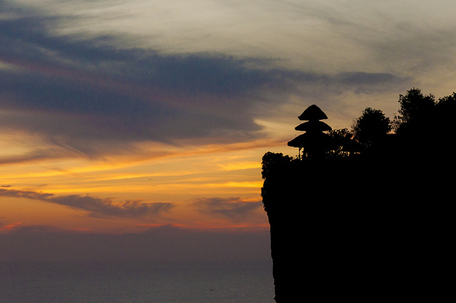 Le Temple d'Ulu Watu, Bali, Indonesia. Temples, Travelling Book Junkie, Travel, Travelling, Unique Travel, Unusual Travel