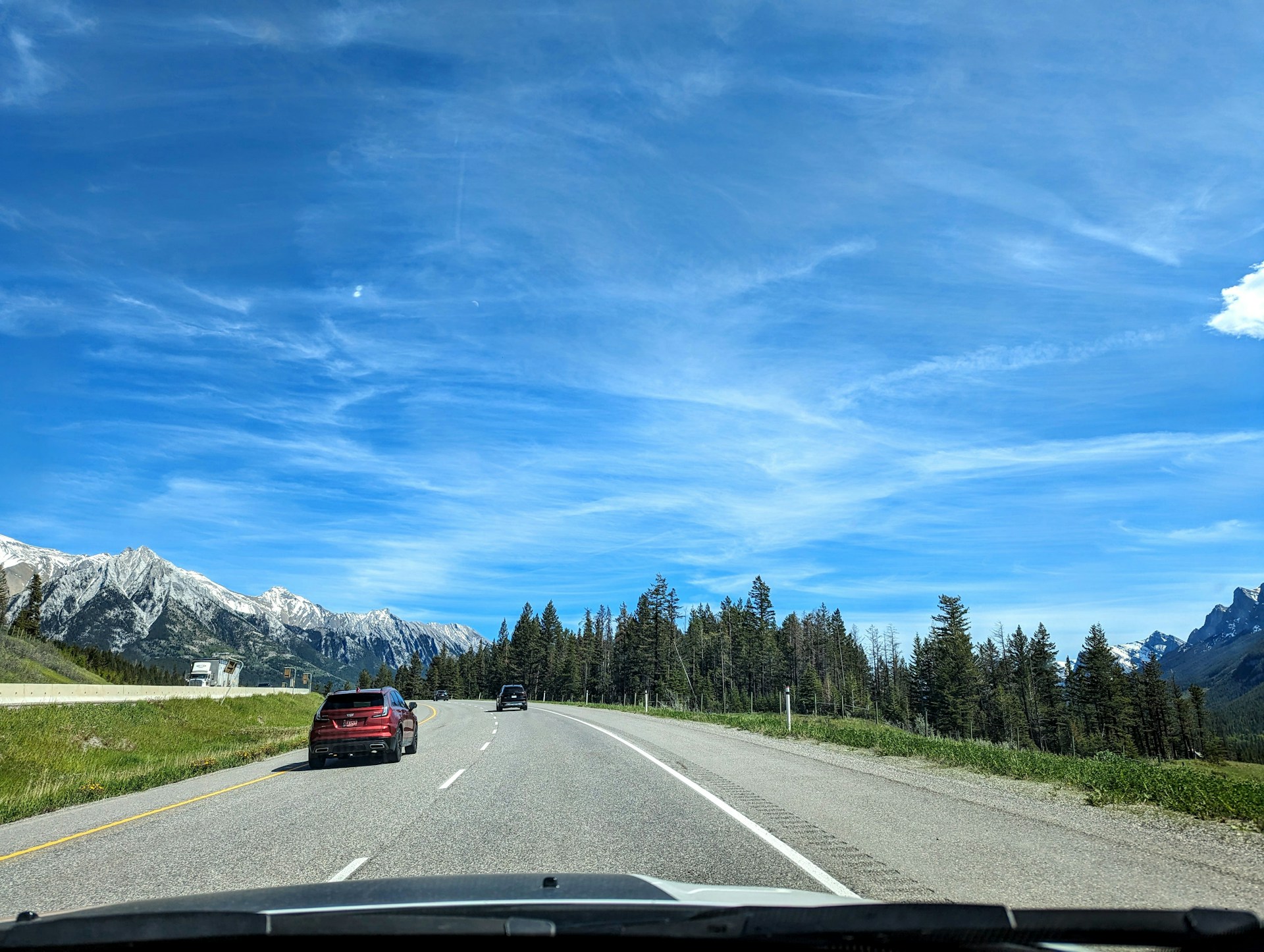 Road trip with the mountains in front